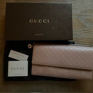 Gucci Wallet NWOT comes in original box and dust bag.